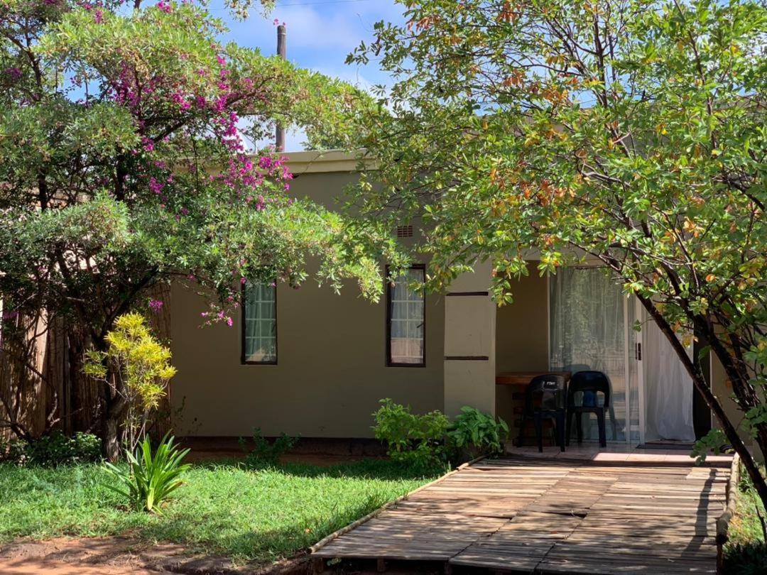 Jungle Breeze Home Stay Kasane Esterno foto