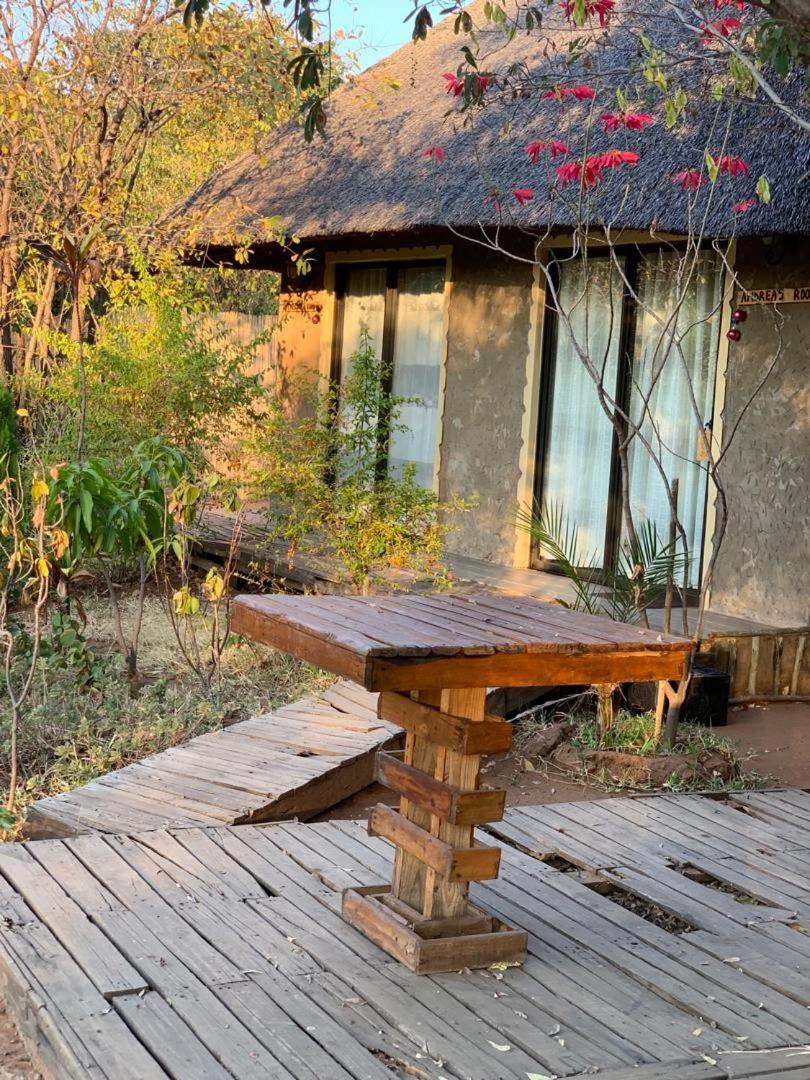 Jungle Breeze Home Stay Kasane Esterno foto